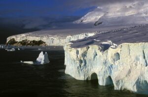 1280px-Küste_der_Peter-I.-Insel_in_der_Bellingshausensee_1994