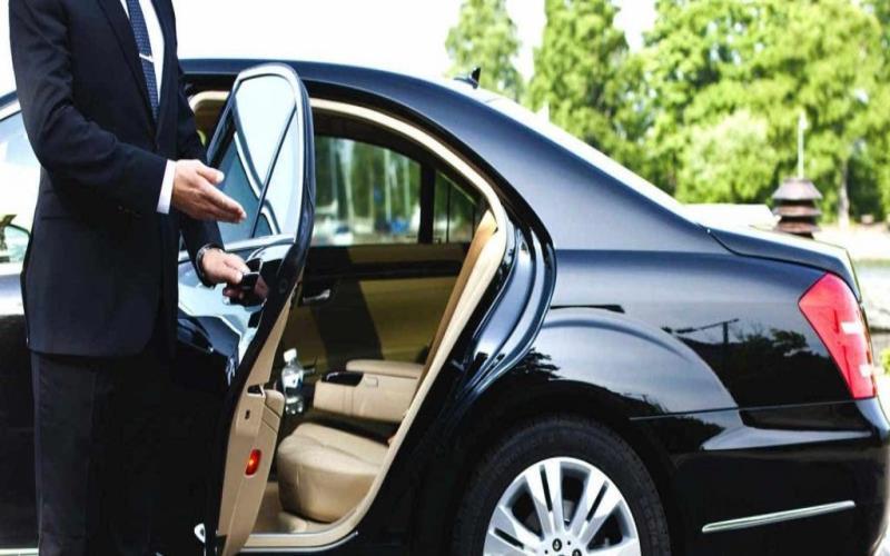 Effortless airport transfers with premier limo service